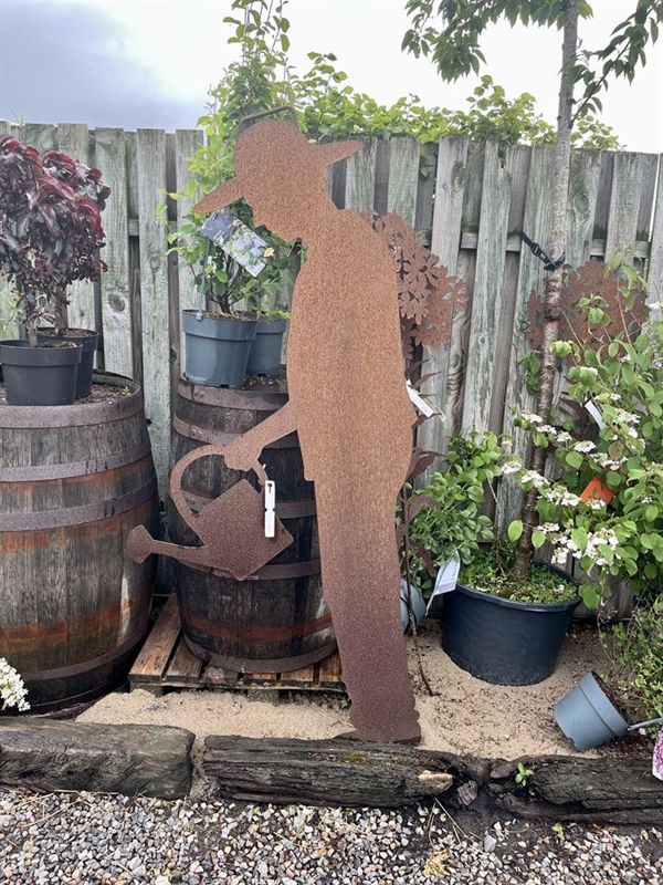 Gardener Gerhard med vandkande – Rustfigur